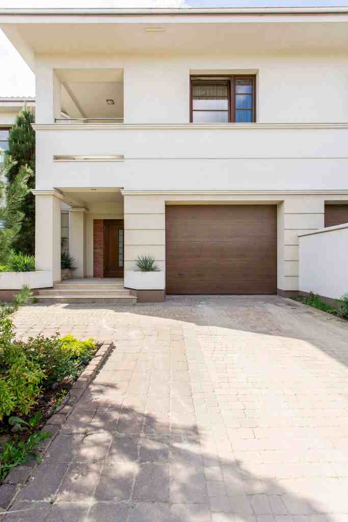 white modern house with garage 2021 08 26 15 44 27 utc fenster türen bauelemente