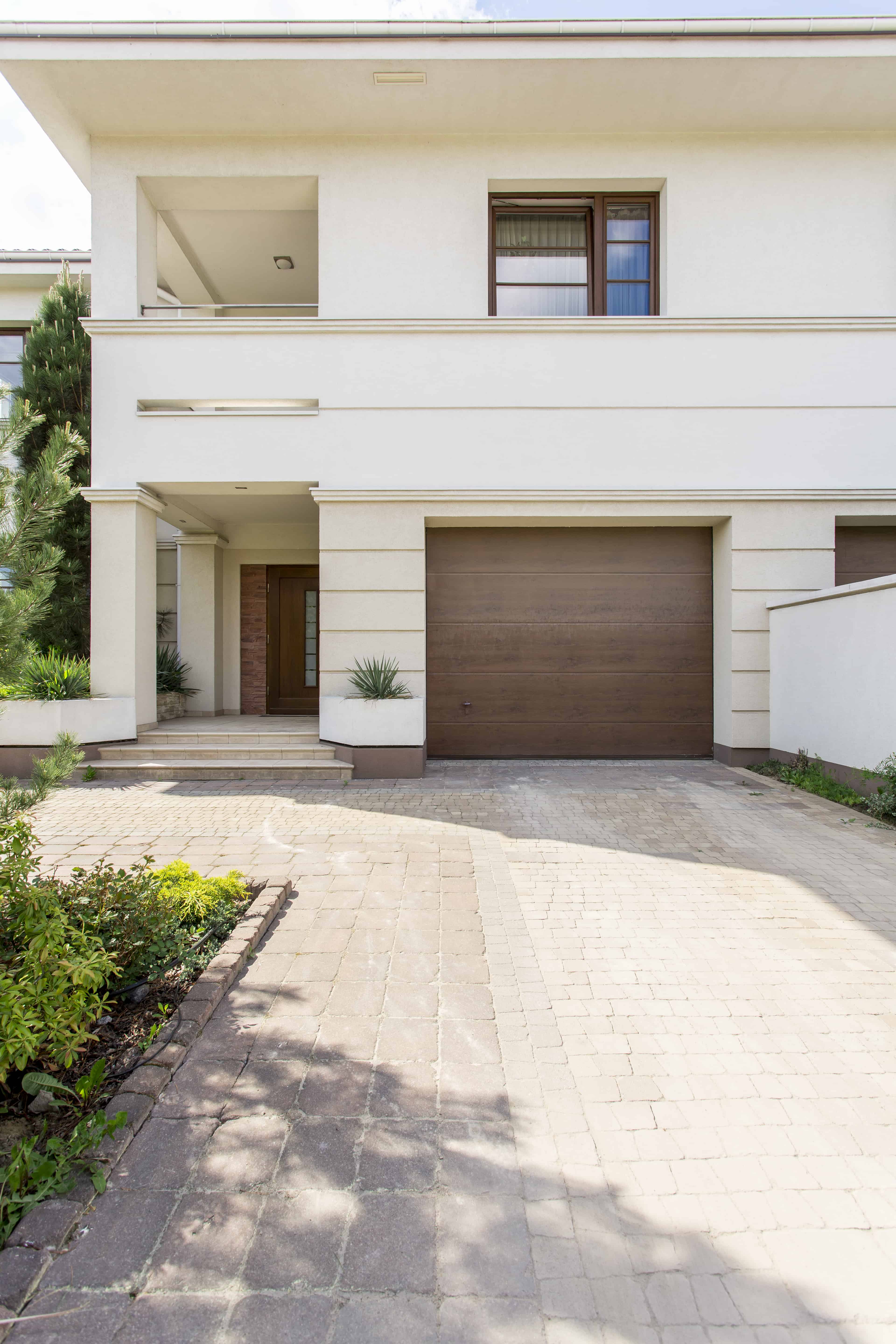 white modern house with garage 2021 08 26 15 44 27 utc fenster türen bauelemente